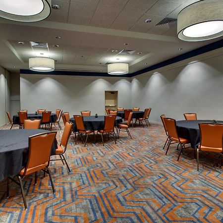 Drury Inn & Suites Iowa City Coralville Bagian luar foto