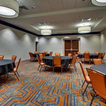 Drury Inn & Suites Iowa City Coralville Bagian luar foto