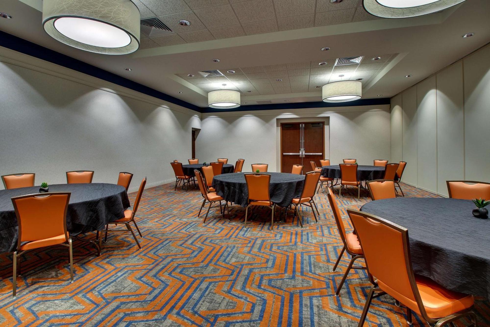 Drury Inn & Suites Iowa City Coralville Bagian luar foto