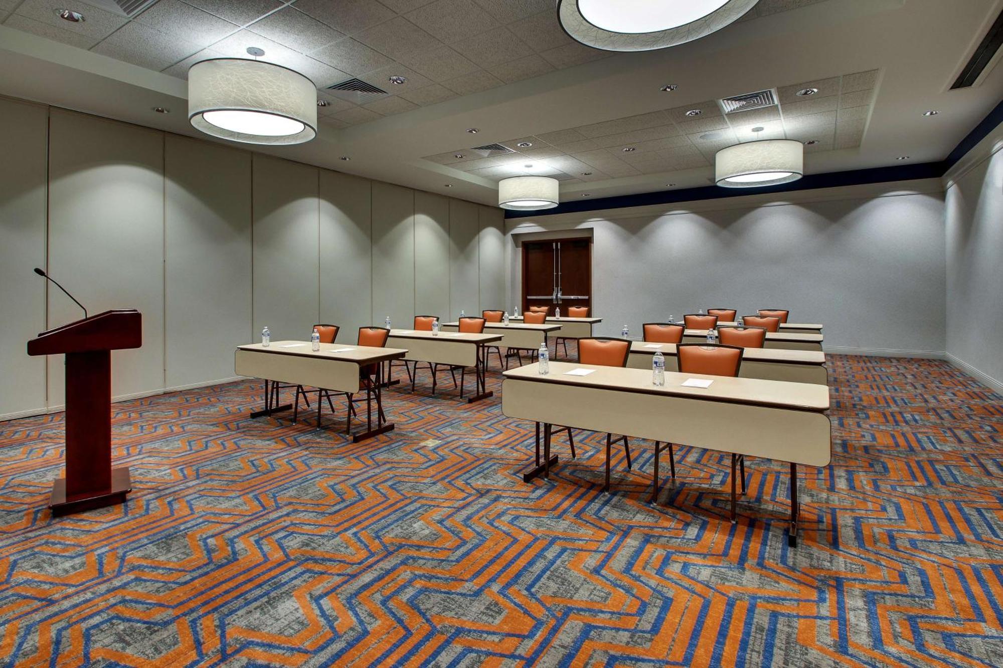 Drury Inn & Suites Iowa City Coralville Bagian luar foto