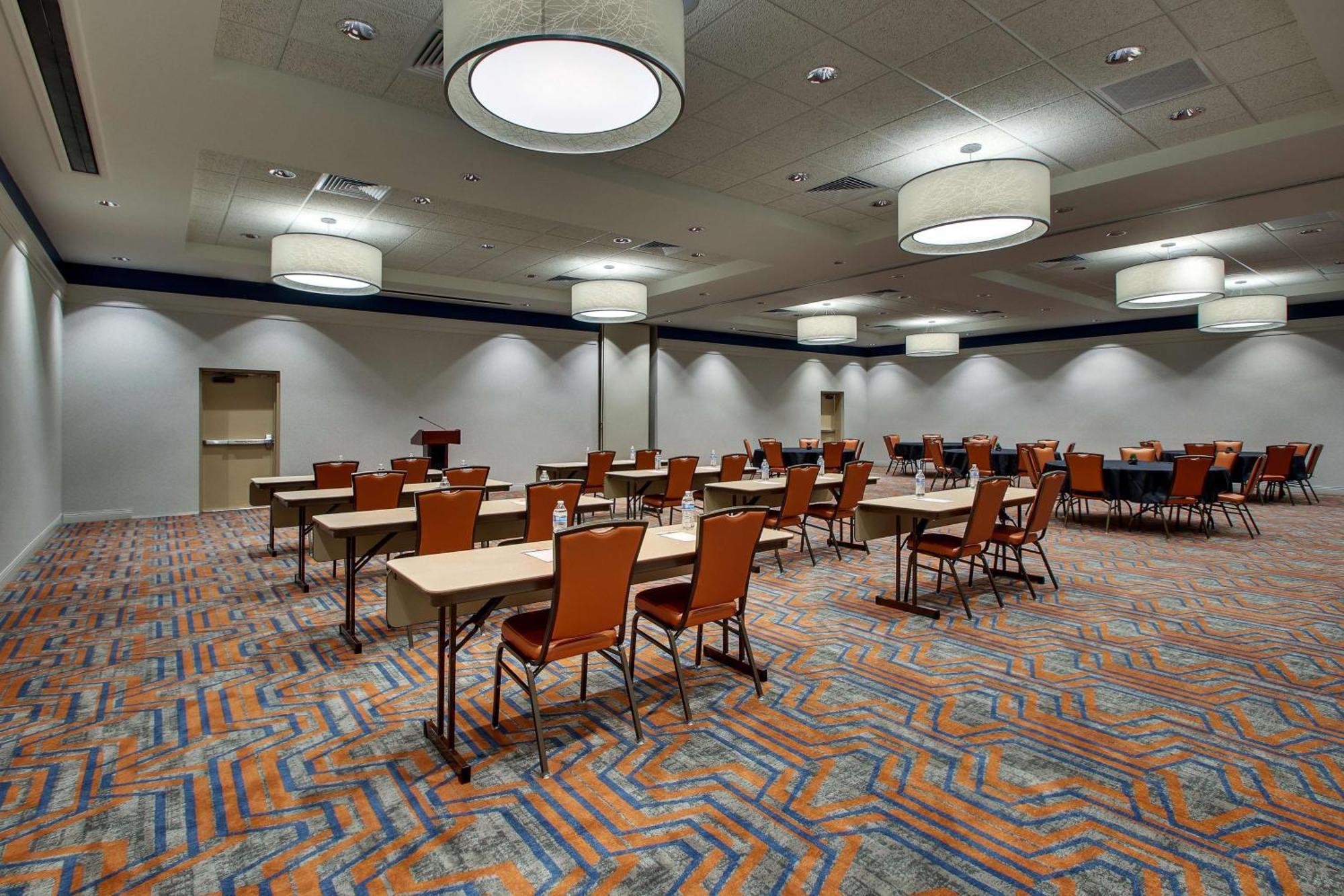 Drury Inn & Suites Iowa City Coralville Bagian luar foto