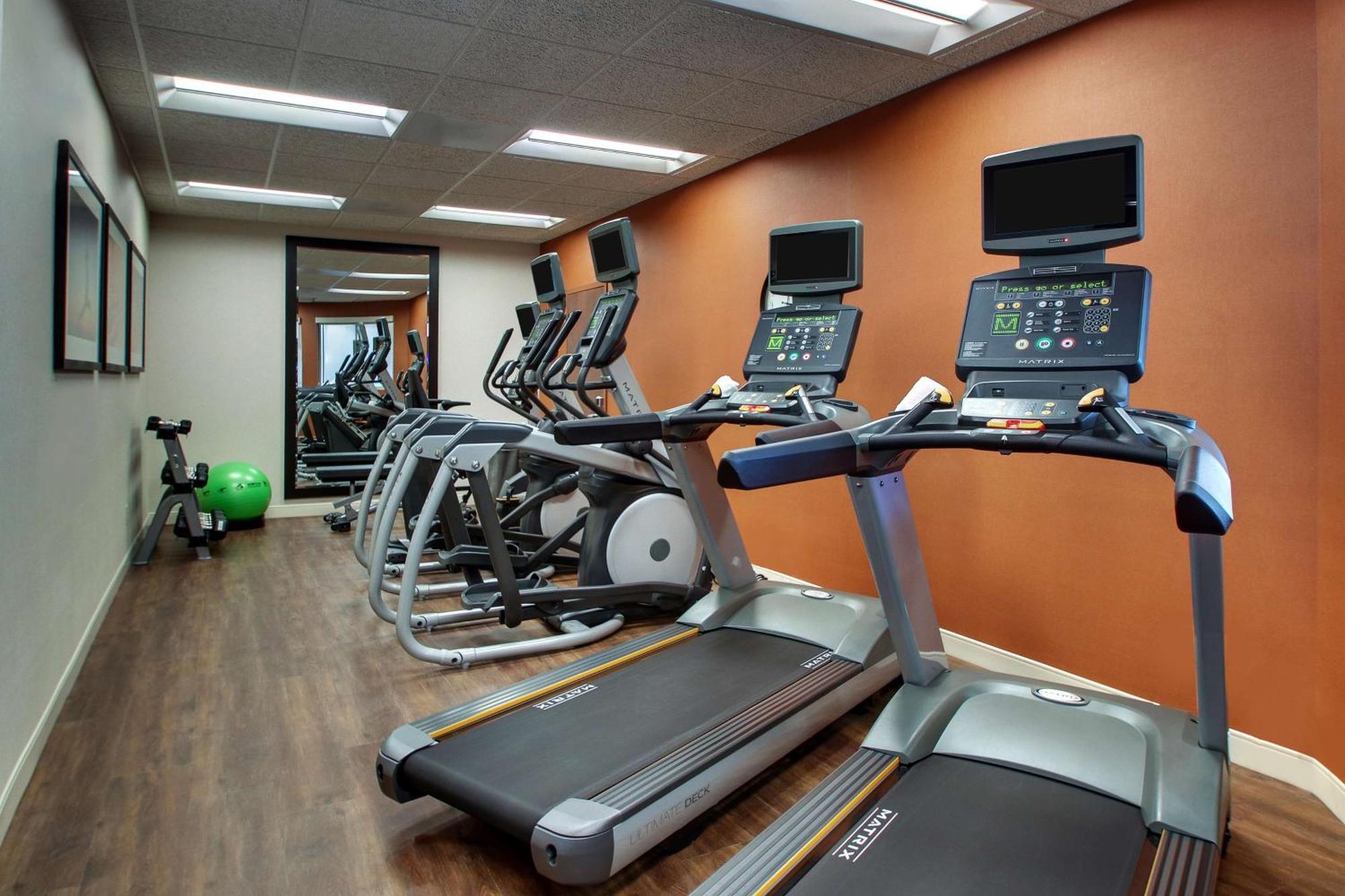 Drury Inn & Suites Iowa City Coralville Bagian luar foto