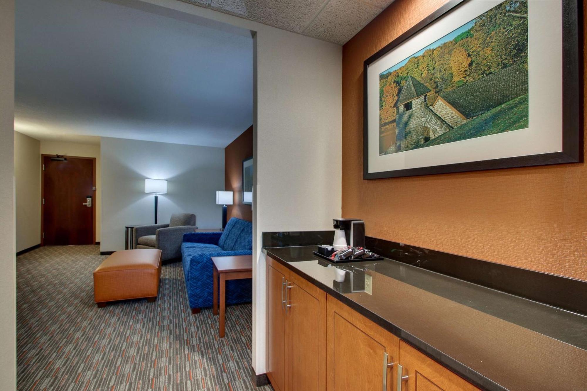 Drury Inn & Suites Iowa City Coralville Bagian luar foto