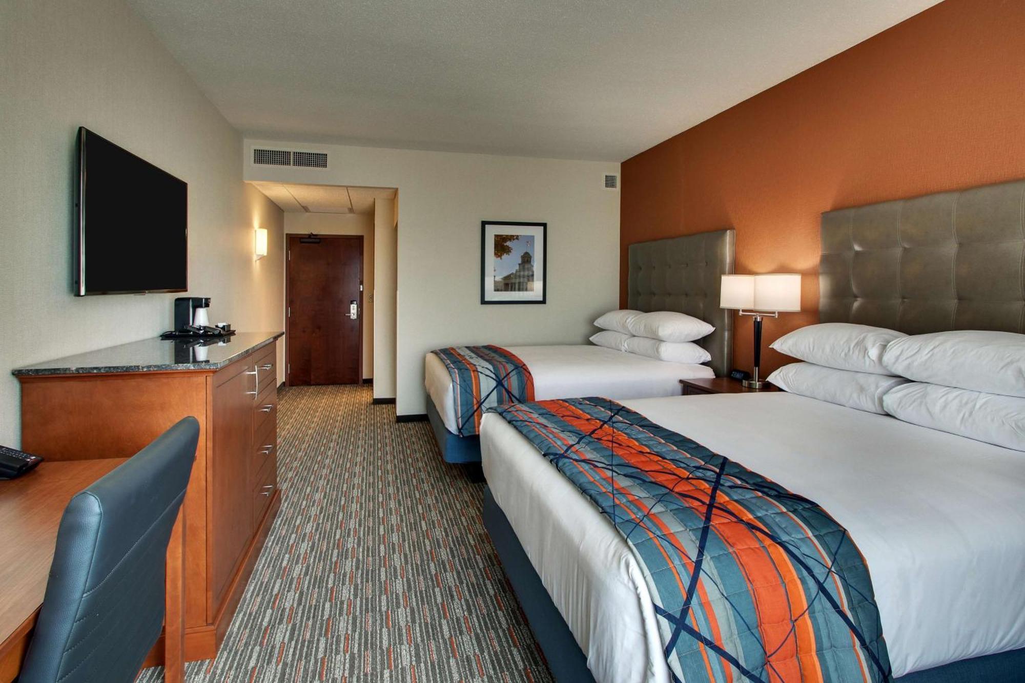 Drury Inn & Suites Iowa City Coralville Bagian luar foto