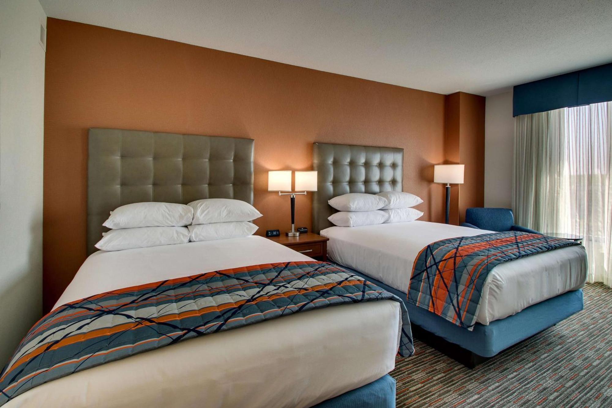 Drury Inn & Suites Iowa City Coralville Bagian luar foto