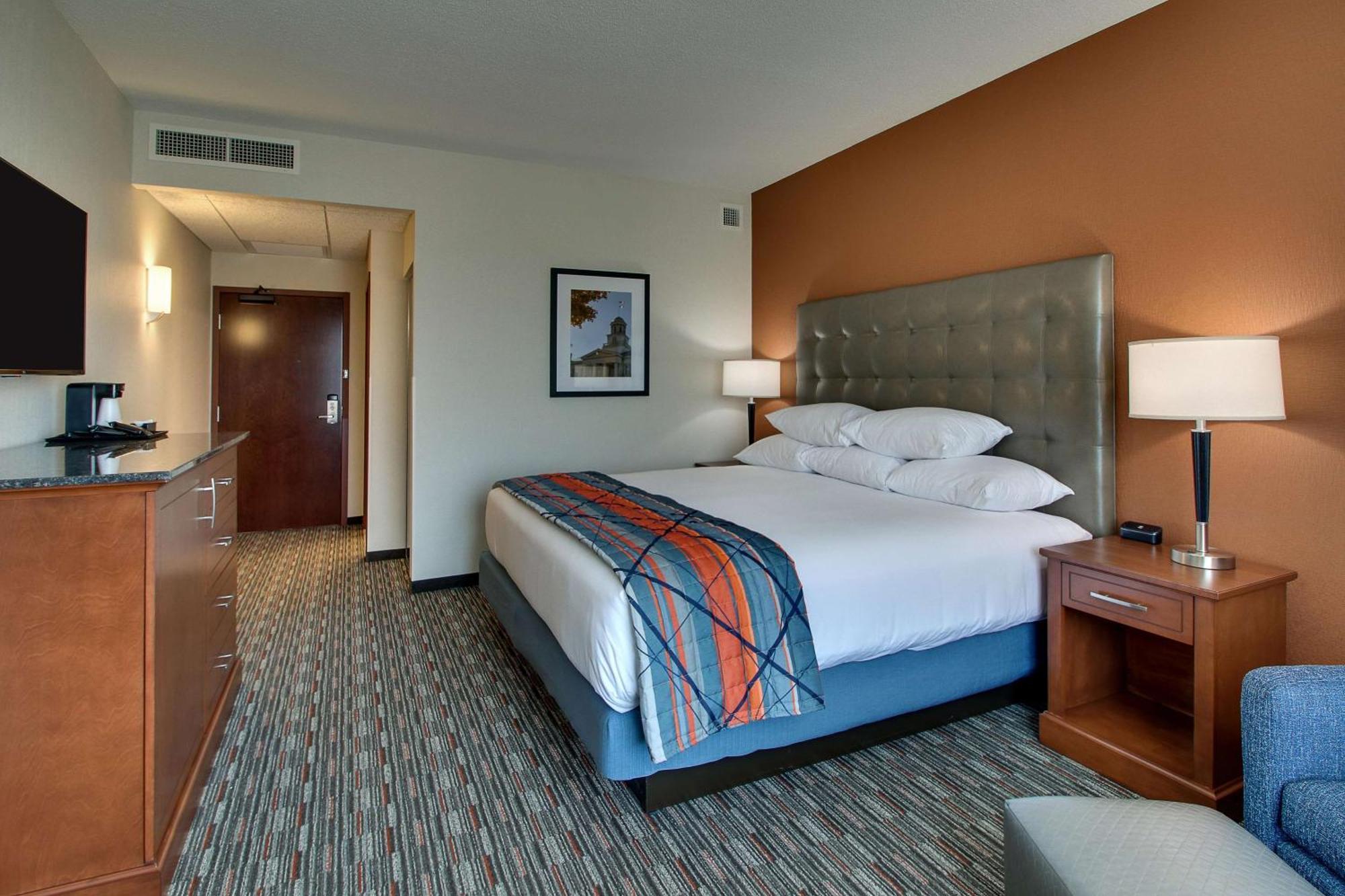 Drury Inn & Suites Iowa City Coralville Bagian luar foto