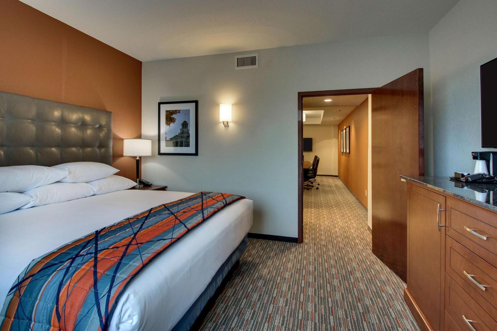 Drury Inn & Suites Iowa City Coralville Bagian luar foto