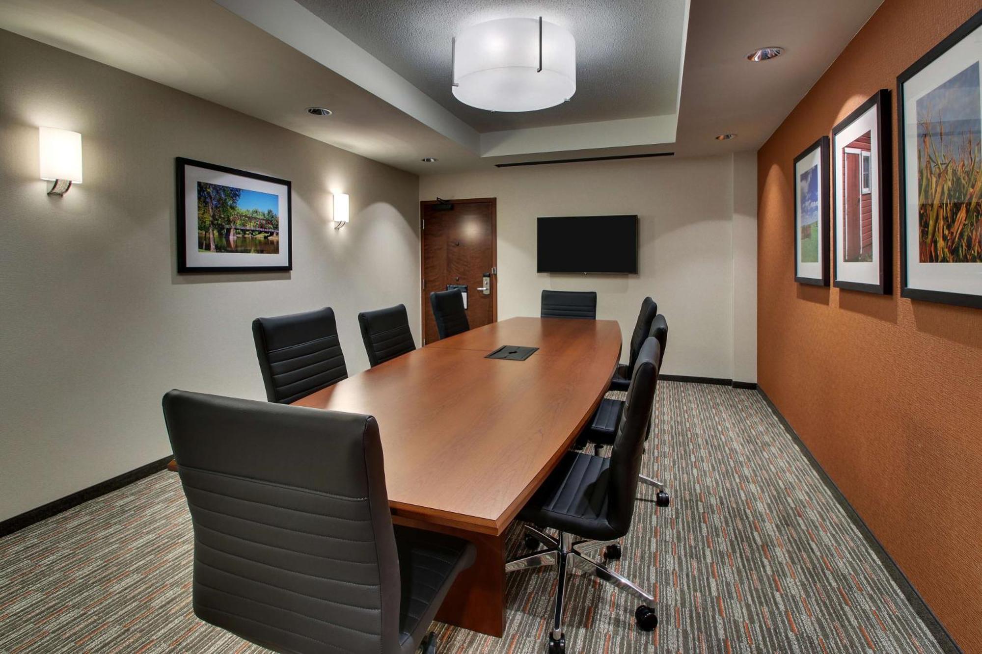 Drury Inn & Suites Iowa City Coralville Bagian luar foto