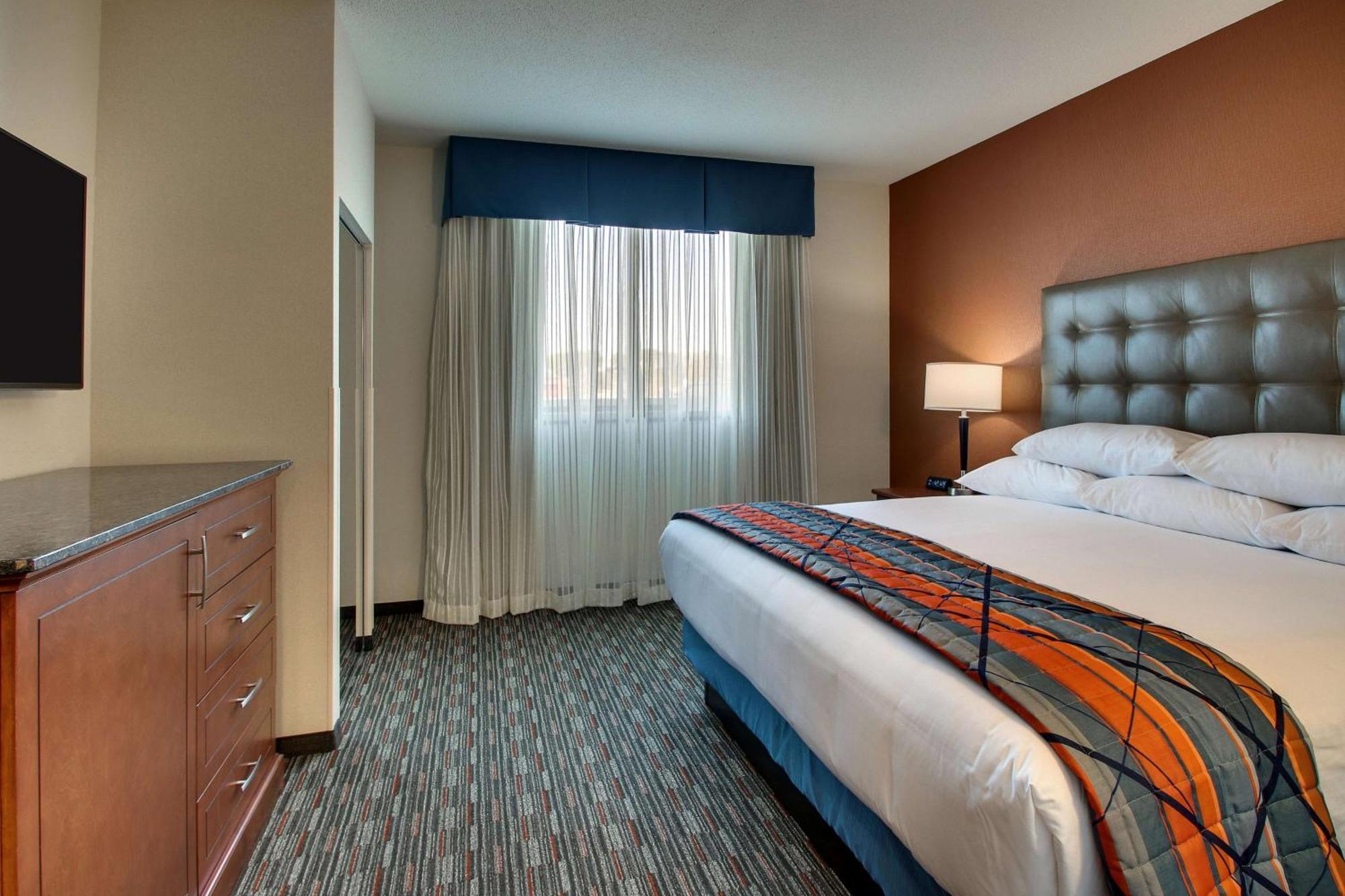 Drury Inn & Suites Iowa City Coralville Bagian luar foto