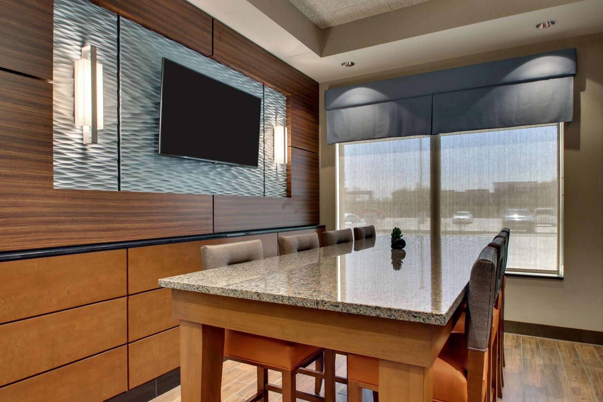 Drury Inn & Suites Iowa City Coralville Bagian luar foto
