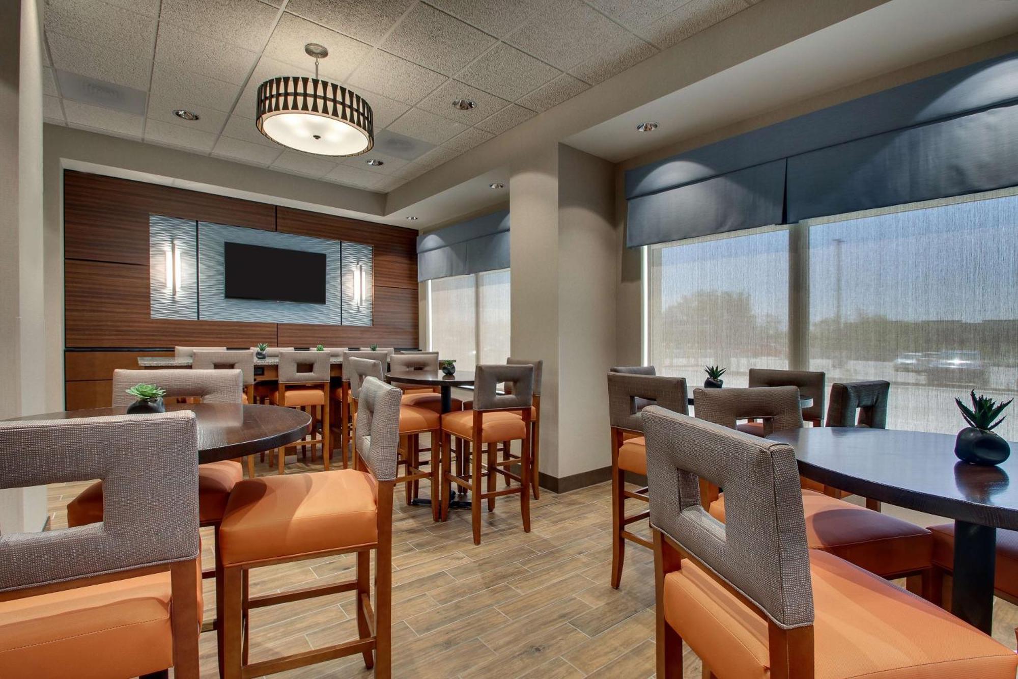Drury Inn & Suites Iowa City Coralville Bagian luar foto